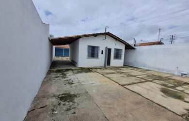 Imagem: A casa possui 2 Dormitórios, 1 Banheiro, 2 Vagas na garagem