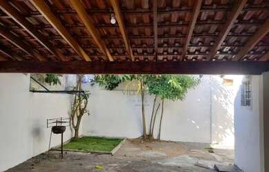 Imagem: A casa possui 3 Dormitórios, 2 Banheiros, 2 Vagas na garagem