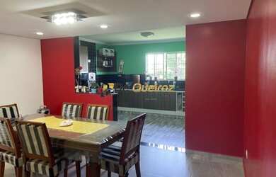 Imagem: A casa possui 3 Dormitórios, 2 Banheiros, 2 Vagas na garagem