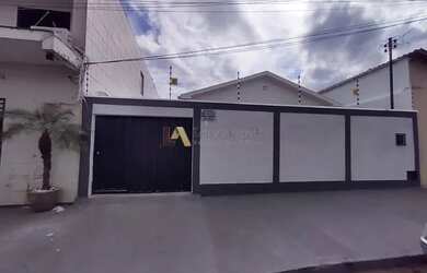 Imagem: A casa possui 3 Dormitórios, 2 Banheiros, 3 Vagas na garagem