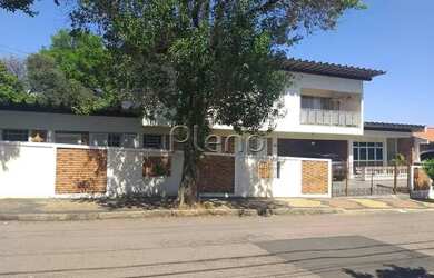 Imagem: A casa possui 4 Dormitórios, 1 Banheiro, 4 Vagas na garagem