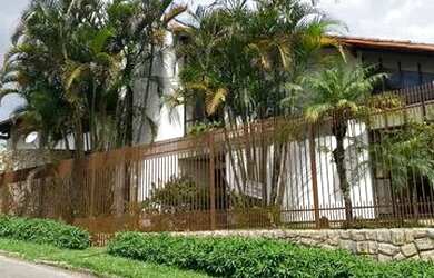 Imagem: A casa possui 5 Dormitórios, Acomodam 25 pessoas, 5 Vagas na