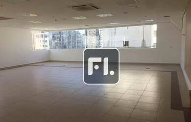 Imagem: O depósito possui 5 Vagas na garagem, 245m² de Área e está