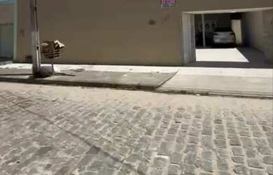 Imagem: A casa possui 4 Dormitórios, 3 Banheiros, 5 Vagas na garagem