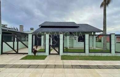 Imagem: A casa possui 3 Dormitórios, 2 Banheiros, 2 Vagas na garagem