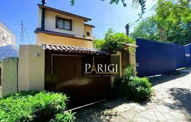 Imagem: A casa possui 3 Dormitórios, 4 Banheiros, 3 Vagas na garagem