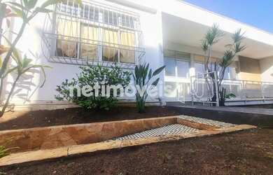 Imagem: A casa possui 4 Dormitórios, 2 Banheiros, 2 Vagas na garagem