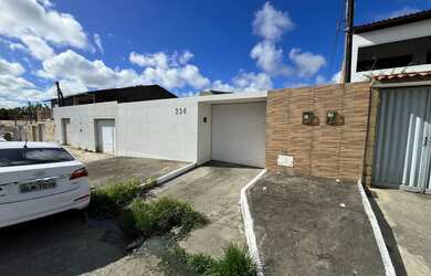 Imagem: A casa possui 2 Dormitórios, 1 Banheiro, 1 Vaga na garagem