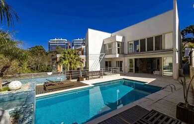 Imagem: A casa em condomínio possui 5 Dormitórios, 5 Banheiros, 5