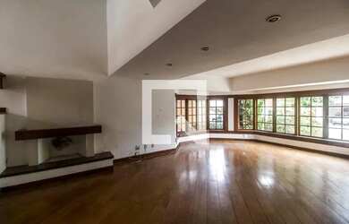 Imagem: A casa à venda possui 4 Dormitórios, 5 Banheiros, 4 Vagas