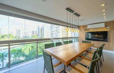 Imagem: O apartamento possui 4 Dormitórios, 5 Banheiros, 3 Vagas na