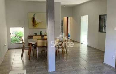 Imagem: A casa possui 3 Dormitórios, 4 Banheiros, 1 Vaga na garagem