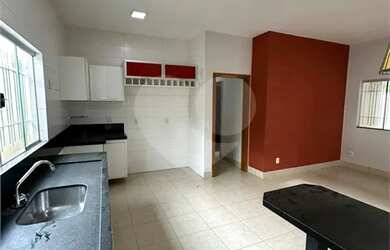 Imagem: A casa possui 3 Dormitórios, 2 Banheiros, 2 Vagas na garagem