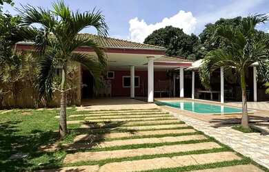 Imagem: A casa possui 4 Dormitórios, 1 Banheiro, 4 Vagas na garagem