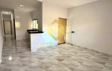 Imagem: A casa possui 2 Dormitórios, 2 Banheiros, 2 Vagas na garagem