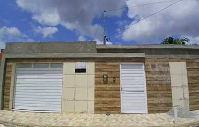 Imagem: A casa possui 4 Dormitórios, 3 Banheiros, 4 Vagas na garagem