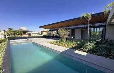 Imagem: A casa em condomínio possui 4 Dormitórios, 5 Banheiros, 5