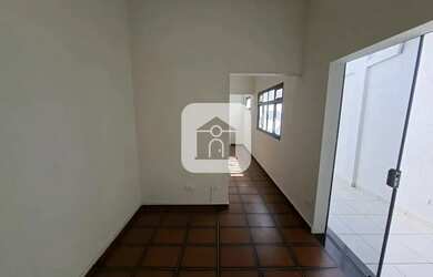 Imagem: A casa possui 3 Dormitórios, 2 Banheiros, 1 Vaga na garagem