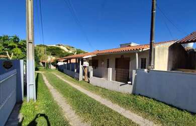 Imagem: A casa possui 3 Dormitórios, 1 Banheiro, 2 Vagas na garagem