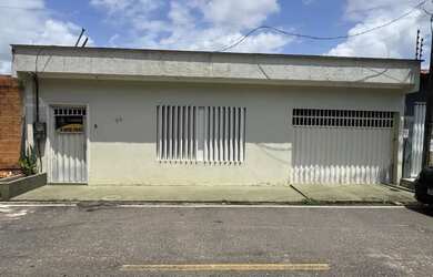 Imagem: A casa possui 4 Dormitórios, 4 Banheiros, 3 Vagas na garagem