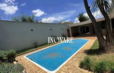 Imagem: O depósito possui 4 Vagas na garagem, 242m² de Área e está