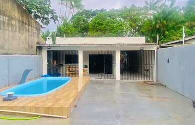 Imagem: A casa possui 4 Dormitórios e 2 Banheiros e está localizado