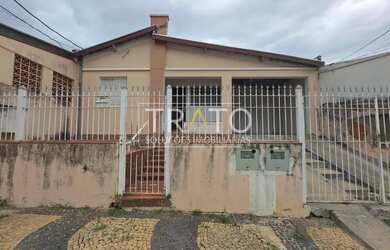 Imagem: A casa possui 3 Dormitórios, 1 Banheiro, 2 Vagas na garagem