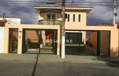 Imagem: A casa possui 3 Dormitórios, 5 Banheiros, 5 Vagas na garagem