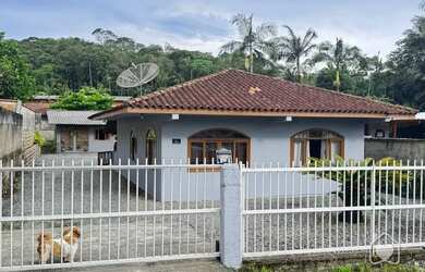 Imagem: A casa possui 3 Dormitórios, 1 Banheiro, 1 Vaga na garagem