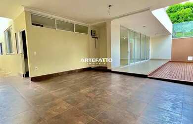 Imagem: A casa possui 3 Dormitórios, 3 Banheiros, 2 Vagas na garagem