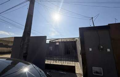 Imagem: A casa possui 2 Dormitórios, 1 Banheiro, 2 Vagas na garagem