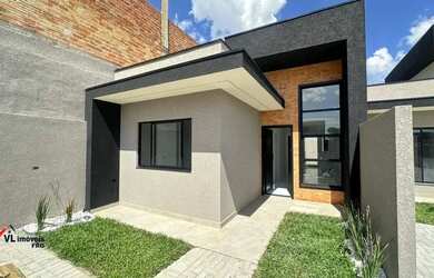 Imagem: A casa possui 3 Dormitórios, 1 Banheiro, 2 Vagas na garagem