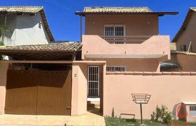 Imagem: A casa possui 3 Dormitórios, 3 Banheiros, 2 Vagas na garagem