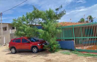 Imagem: A casa possui 3 Dormitórios, Acomodam 15 pessoas, 1 Vaga na