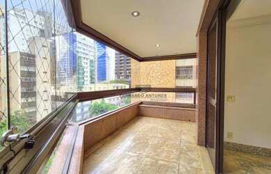 Imagem: O apartamento possui 4 Dormitórios, 3 Banheiros, 3 Vagas na