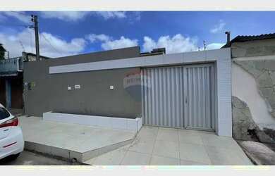 Imagem: A casa possui 4 Dormitórios, 2 Banheiros, 4 Vagas na garagem