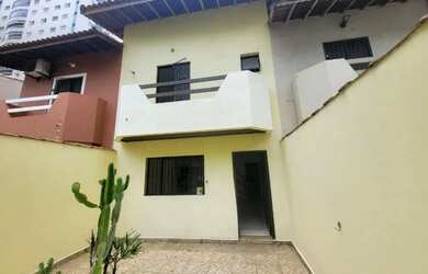 Imagem: A casa possui 2 Dormitórios, 3 Banheiros, 2 Vagas na garagem