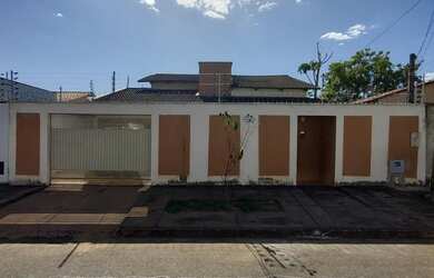 Imagem: A casa possui 3 Dormitórios, 3 Banheiros, 2 Vagas na garagem