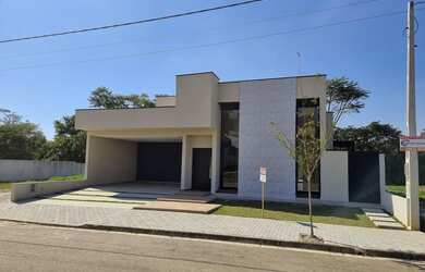 Imagem: A casa em condomínio possui 3 Dormitórios, 3 Banheiros, 4