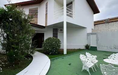 Imagem: A casa possui 4 Dormitórios, 4 Banheiros, 3 Vagas na garagem