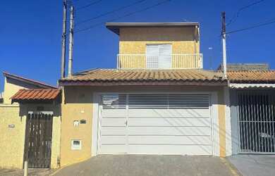 Imagem: A casa possui 2 Dormitórios, 2 Banheiros, 2 Vagas na garagem