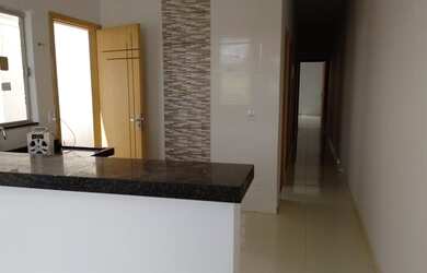 Imagem: A casa possui 3 Dormitórios, 2 Banheiros, 1 Vaga na garagem