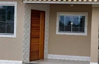 Imagem: A casa possui 3 Dormitórios, 2 Banheiros, 2 Vagas na garagem