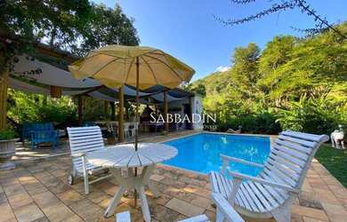 Imagem: A casa possui 4 Dormitórios, 3 Banheiros e 8000m² de Área