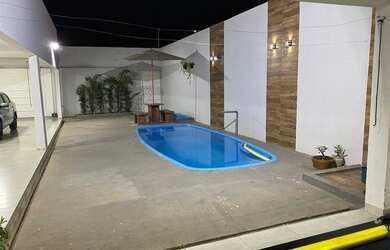 Imagem: A casa possui 3 Dormitórios e 3 Vagas na garagem e está localizado