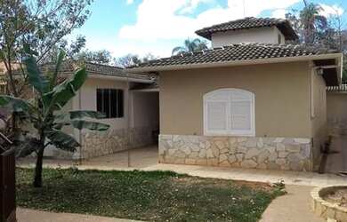 Imagem: A casa possui 3 Dormitórios, 3 Banheiros, 4 Vagas na garagem