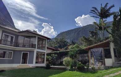 Imagem: A casa possui 3 Dormitórios, 4 Banheiros, 4 Vagas na garagem