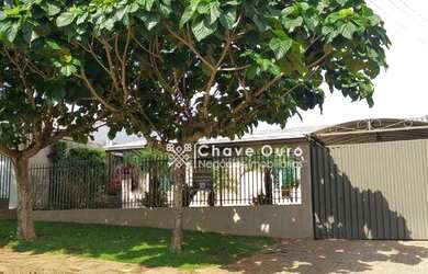 Imagem: A casa possui 3 Dormitórios, 1 Banheiro, 2 Vagas na garagem