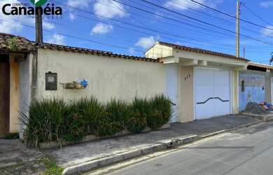 Imagem: A casa possui 3 Dormitórios, 2 Banheiros, 2 Vagas na garagem