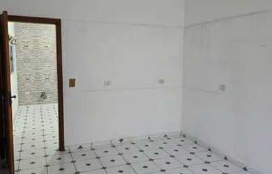 Imagem: A casa possui 2 Dormitórios, 1 Banheiro, 1 Vaga na garagem